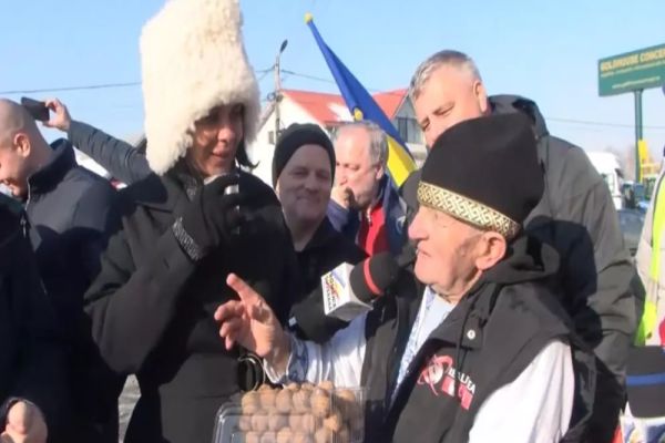 Protestul fermierilor. Un agricultor în vârstă de 83 de ani s-a alăturat manifestării - Povești din vremea bunicilor despre hrana sănătoasă