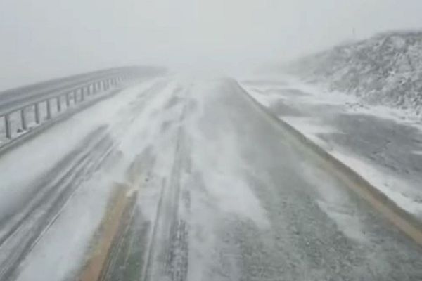 Transalpina, închisă din cauza viscolului. Circulația pe DN 67C a fost oprită pe ambele sensuri