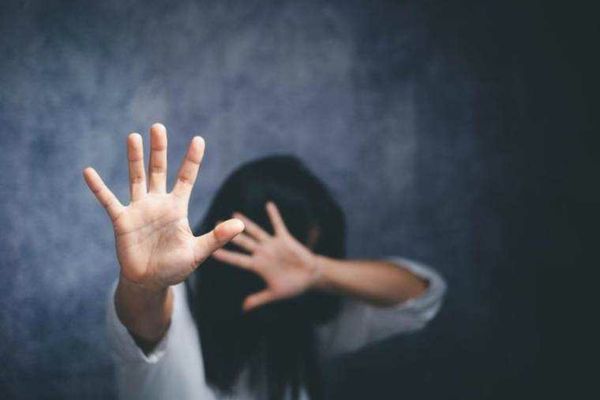 Un tânăr de 17 ani, acuzat de viol prin telefon, a fost arestat preventiv la Brașov