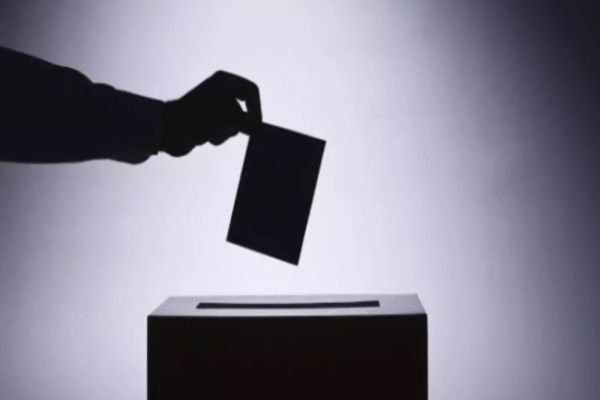 SONDAJ: 55,1% DINTRE ROMÂNI SUNT DE ACORD CĂ TOATE PARTIDELE EXISTENTE ACUM AR TREBUI SĂ DISPARĂ