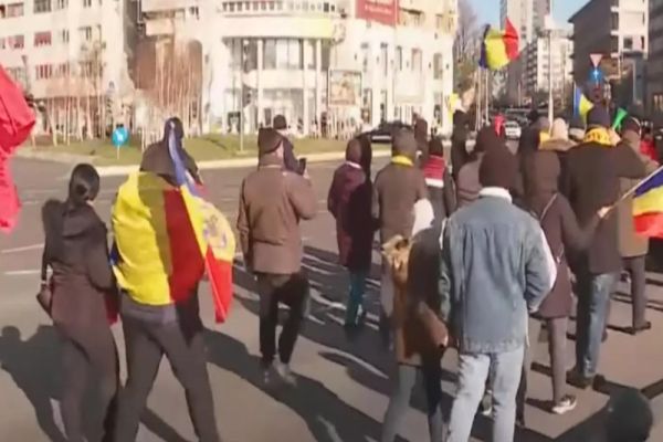 SUSȚINĂTORII PREȘEDINTELUI ALES CĂLIN GEORGESCU, PROTEST LA GUVER ÎMPOTRIVA ANULĂRII ALEGERILOR