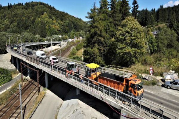TRAFIC BLOCAT PE DN1, LA PREDEAL. SE FAC LUCRĂRI LA PODUL PESTE CALEA FERATĂ 