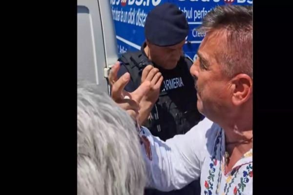 SCANDAL URIAȘ. JANDARMII NU LASĂ AGRICULTORII SĂ PARTICIPE LA PROTESTUL ÎMPOTRIVA LUI BOLOJAN DIN PIAȚA VICTORIEI - VIDEO 