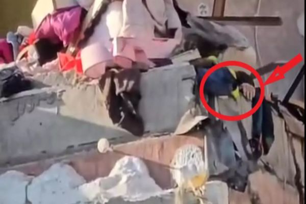 IMAGINILE GROAZEI. UN OM PRINS SUB DĂRÂMĂTURI FACE CU MÂNA PENTRU A FI SALVAT - VIDEO