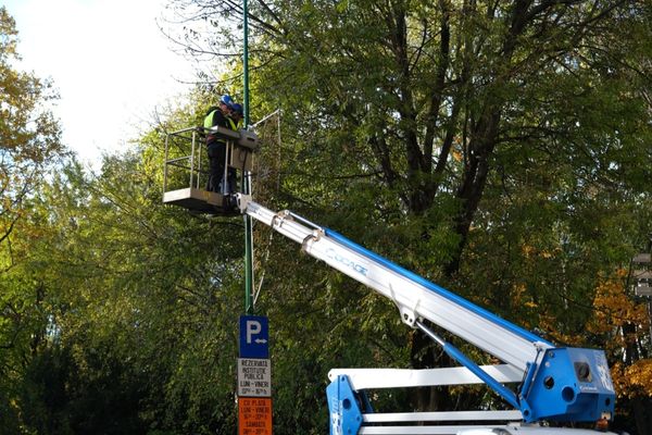 BRAȘOV: A ÎNCEPUT MONTAREA ILUMINATULUI DE SĂRBĂTORI
