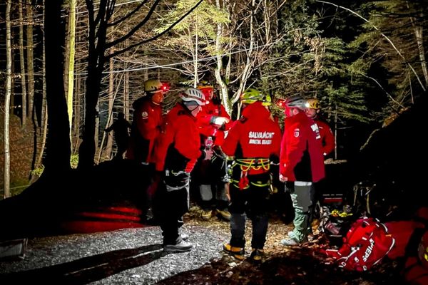 Salvamontiștii din Brașov caută de azi-noapte o persoană epuizată, rătăcită în zona Lacului Țigănești 