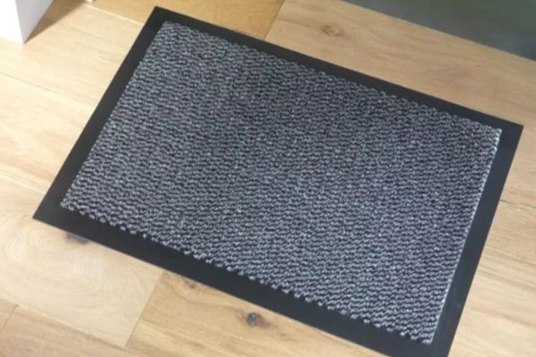 Ce să pui sub preșul de la intrare în perioada iernii. Trucul simplu și eficient care menține podeaua uscată