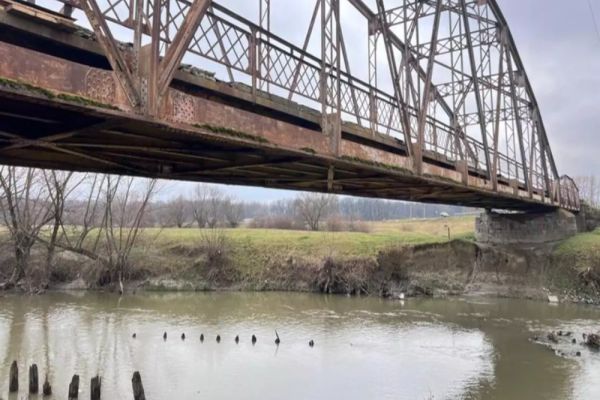 Atenție, șoferi! Un pod vechi de peste 100 de ani peste Olt, în pericol de prăbușire