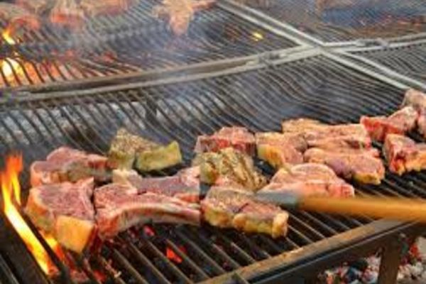 Metoda de gătit care crește riscul de cancer. Ce recomandă oncologii