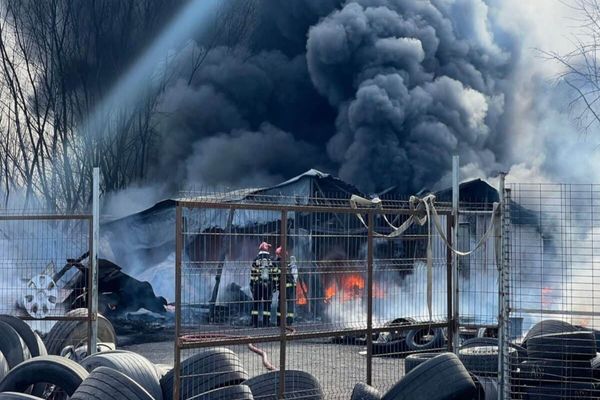 Incendiu violent pe DN1, la un depozit de anvelope din Veștem