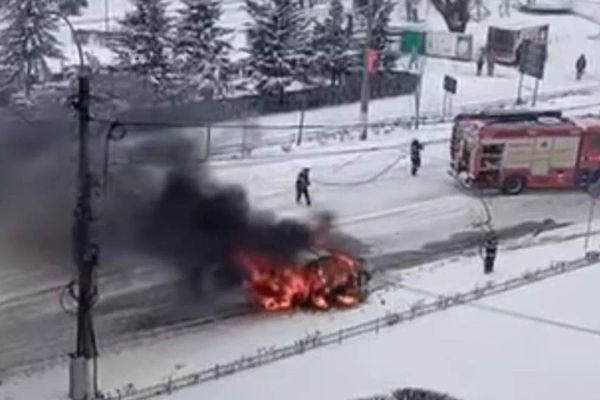 Incendiu violent pe o șosea din Giurgiu. O mașină a fost mistuită de flăcări