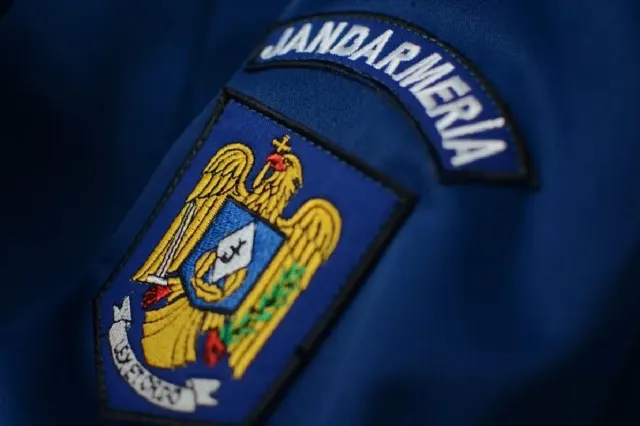 Jandarm din București, reținut după ce o turistă trans din Franța ar fi fost bătută într-un lift al unei secții de poliție