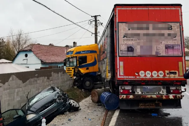 Trei persoane, printre care un minor, rănite grav într-un accident pe DN13, la Rotbav. Traficul a fost blocat