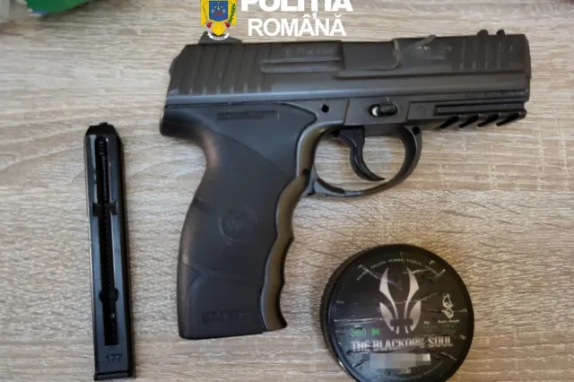 Arme și articole pirotehnice deținute ilegal, descoperite în urma unor percheziții lângă Brașov