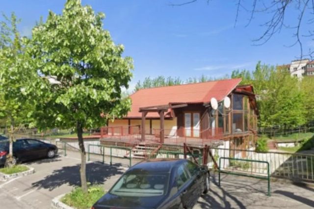 Primăria Brașov cheltuie aproape 800 de mii de lei pentru a dărâma un centru social construit în urmă cu 20 de ani