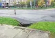 Asfalt surpat, pericol uriaș în trafic! Șoferii, nevoiți să circule cu atenție