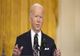 Biden avertizează că există semne clare că Putin vrea să folosească arme biologice