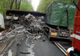 Trafic complet blocat pe DN13! Un TIR cu fier s-a răsturnat